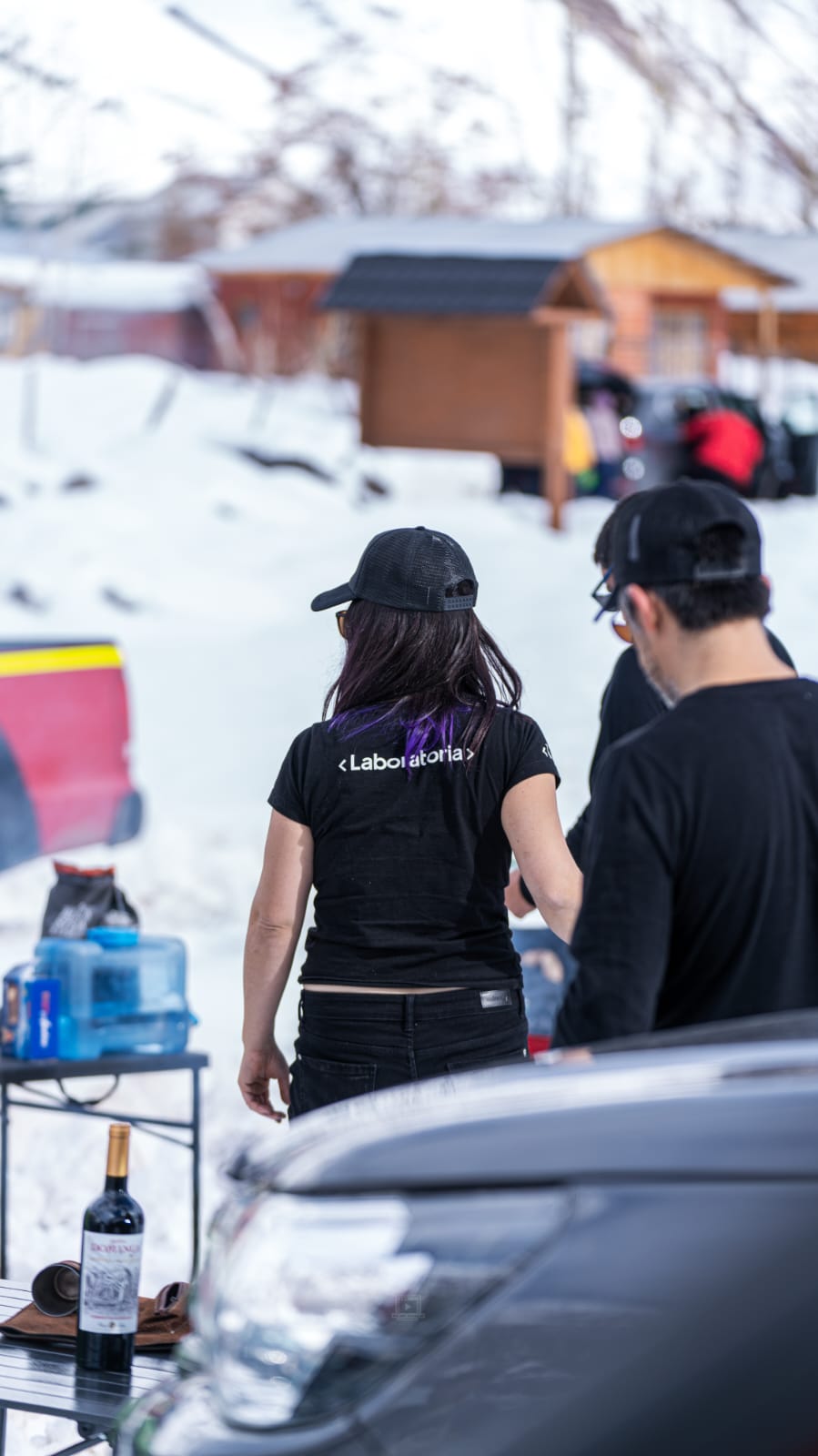 Persona de espalda con polera que dice laboratoria